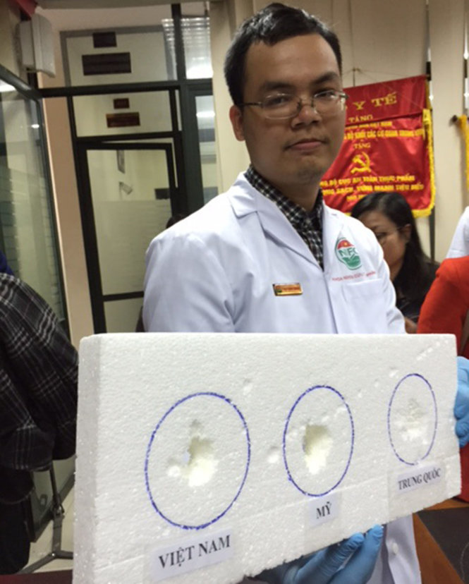[-]Dầu[-]cá[-]làm[-]thủng[-]xốp[-]là[-]bình[-]thường